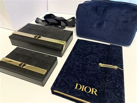 Dior10月の最新ノベルティ、ノートとポーチもらって .